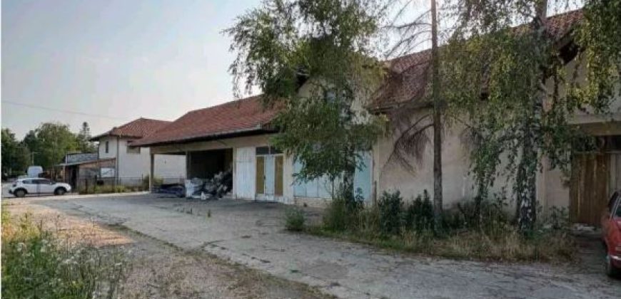 POSLOVNI KOMPLEKS 950 m² NA 16 ARI, MLADENOVAC