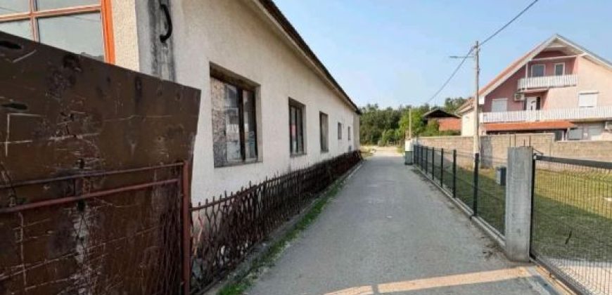 POSLOVNI KOMPLEKS 950 m² NA 16 ARI, MLADENOVAC