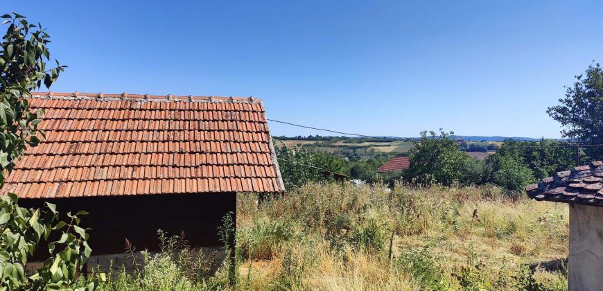 Prostrano imanje u Koraćici – 2,1 ha uz stari domaćinski ambijent