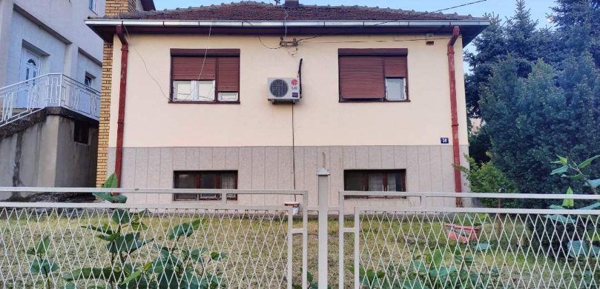 Izdajem kuću u centru Mladenovca