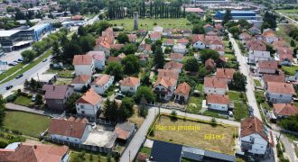 REZERVISANO Gradski plac za Kuću