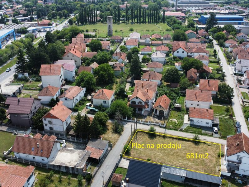 REZERVISANO Gradski plac za Kuću