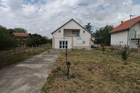 Kuća sa dvorištem i pristupnom stazom u okolini Mladenovca