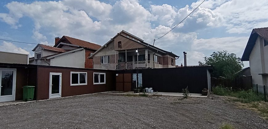 Kuća sa lokalom na 6 ari, Mladenovac