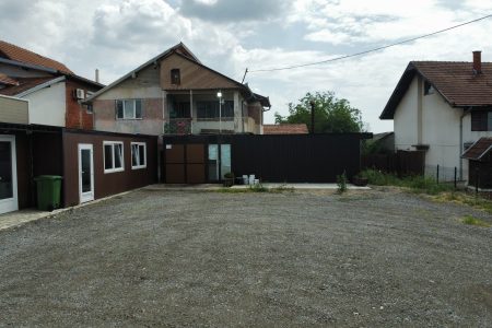 Dvorište i objekti uz kuću u okolini Mladenovca