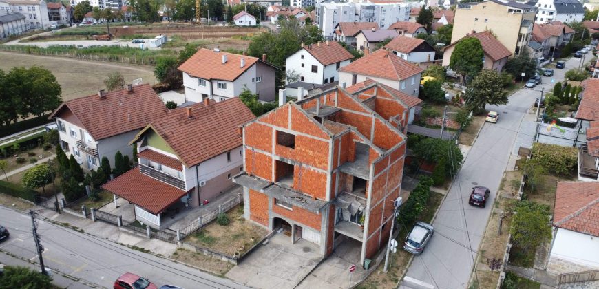 Kuća odlične lokacije i potencijala