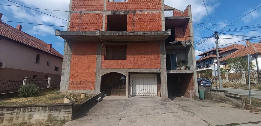 Kuća odlične lokacije i potencijala